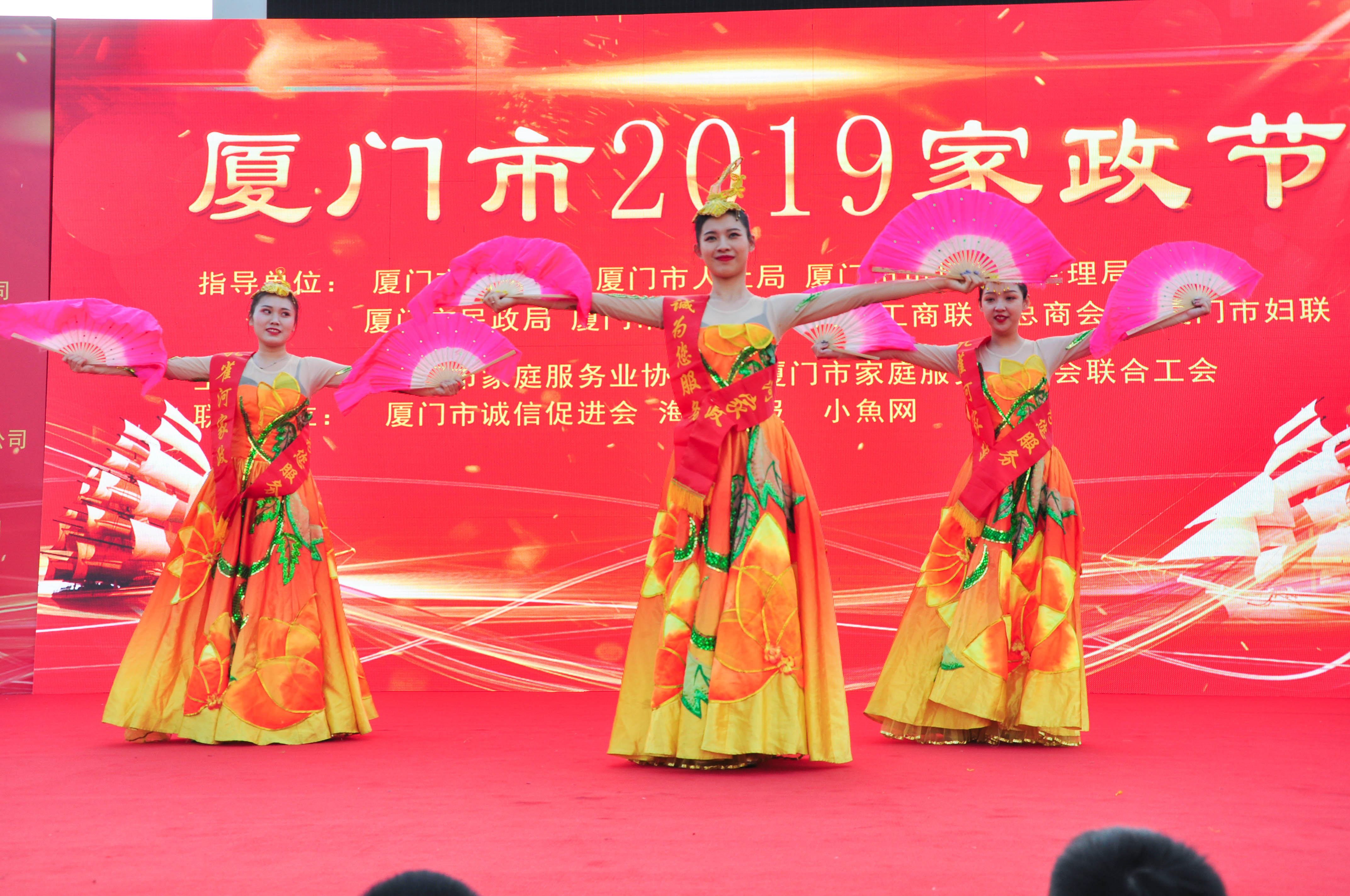 �g��Ц�Z(y��)��һ�ã�ʮ�˰���ˇ�R�ψ�(ch��ng)������ȸ�������B�T�е����ü�����(ji��)