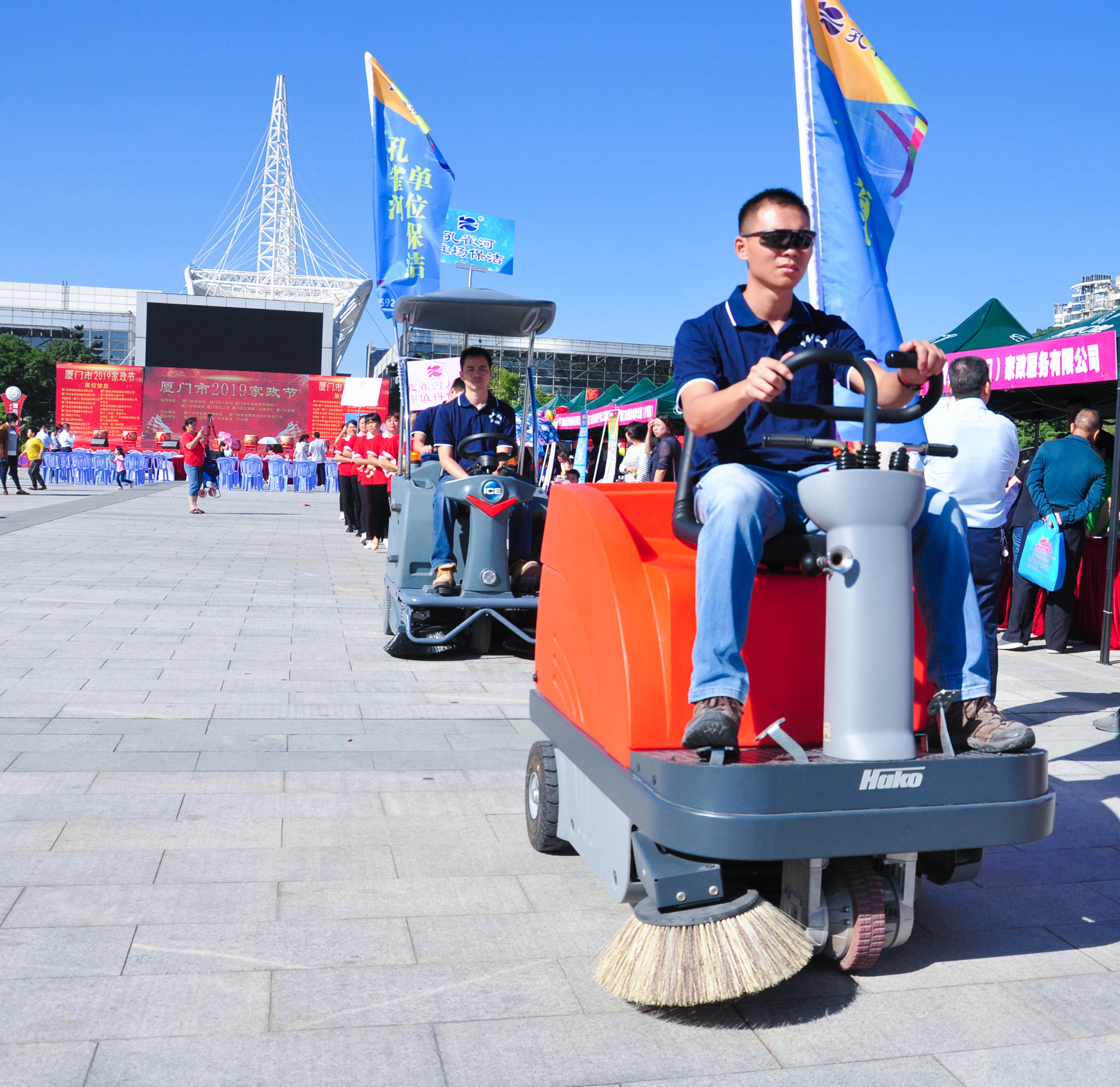 �g��Ц�Z(y��)��һ����ʮ�˰���ˇ�R�ψ�(ch��ng)������ȸ�������B�T�е����ü�����(ji��)