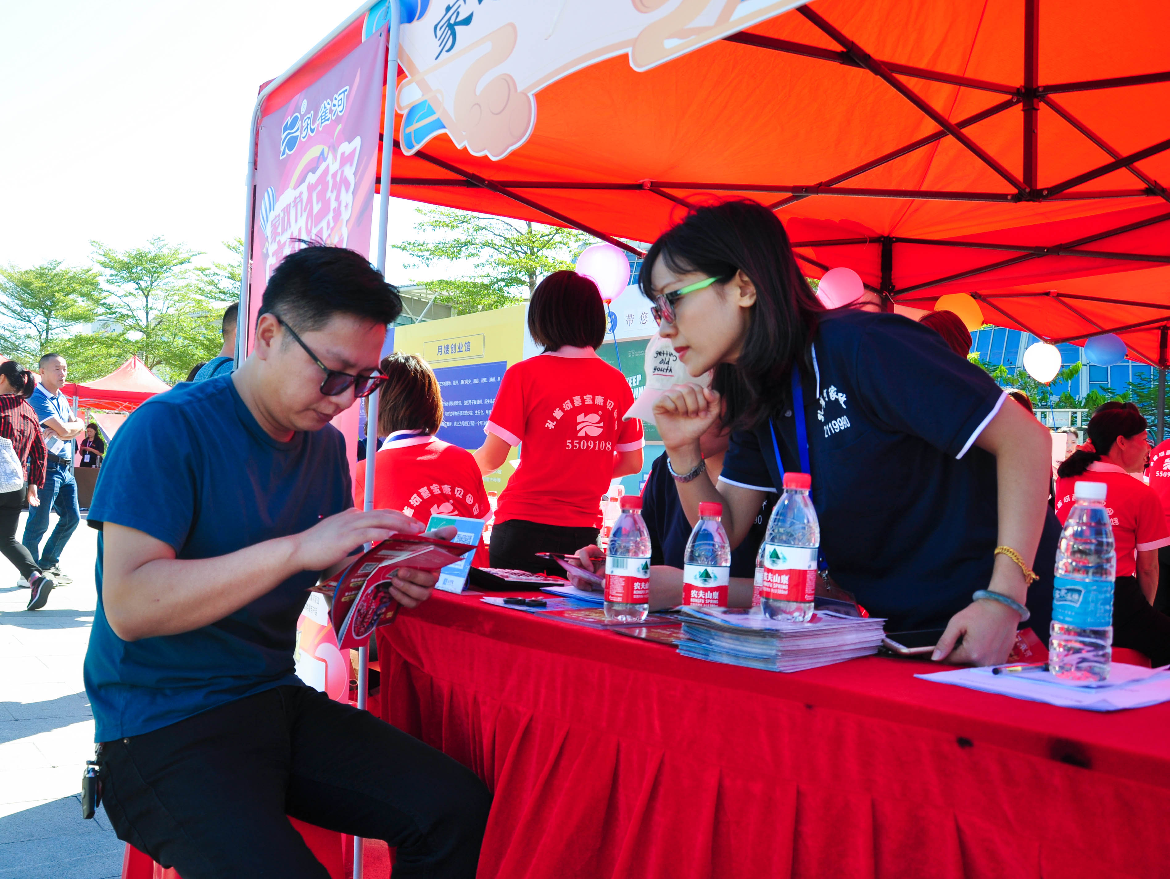 �g��Ц�Z(y��)��һ����ʮ�˰���ˇ�R�ψ�(ch��ng)������ȸ�������B�T�е����ü�����(ji��)