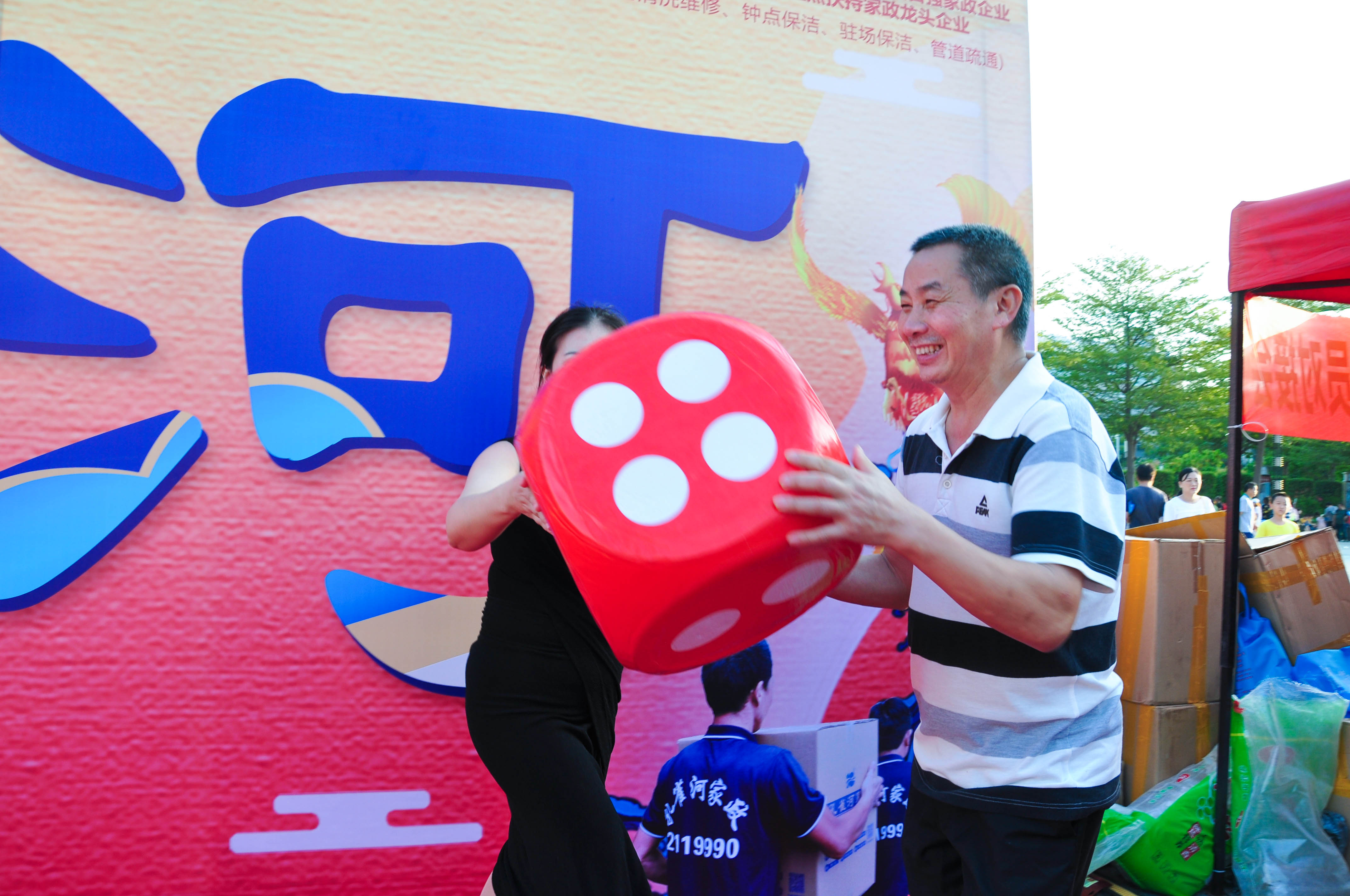 �g��Ц�Z(y��)��һ����ʮ�˰���ˇ�R�ψ�(ch��ng)������ȸ�������B�T�е����ü�����(ji��)